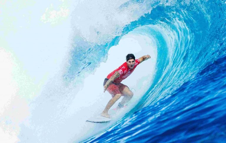Gabriel Medina avança em segundo lugar em Newcastle.