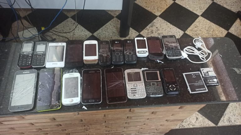 PM prende em Mairiporã “entregador” do PCC com 22 celulares