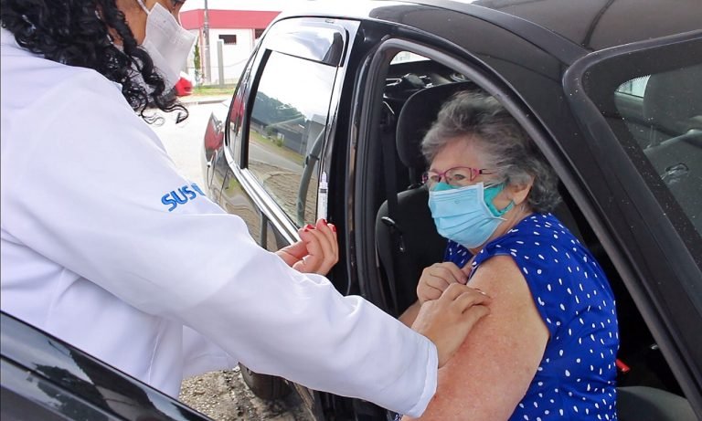 Idosos com 72+ recebem segunda dose da vacina neste sábado