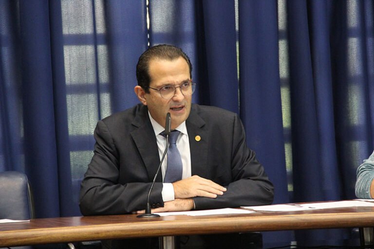 Alesp aprova PEC que repassa recursos de emendas diretamente às prefeituras