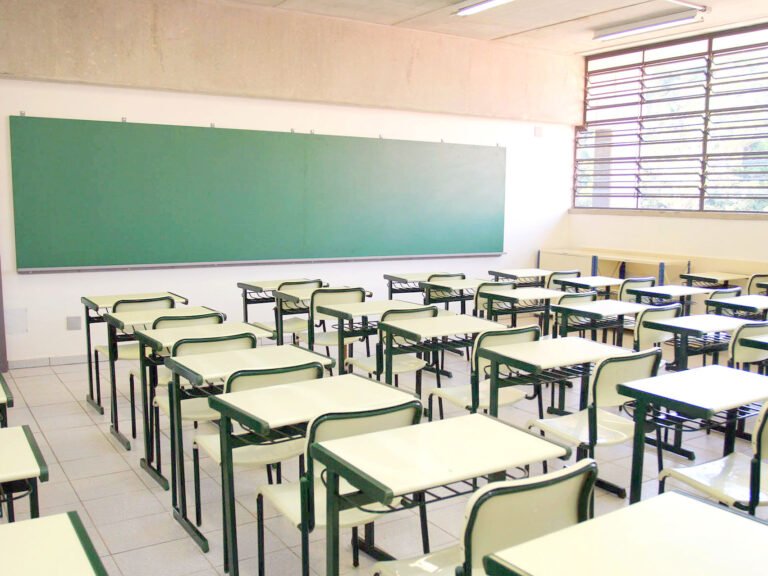 Secretaria adia de novo volta às aulas presenciais na rede municipal