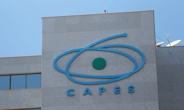 Capes diz que manterá 90 mil bolsas de pós-graduação no país