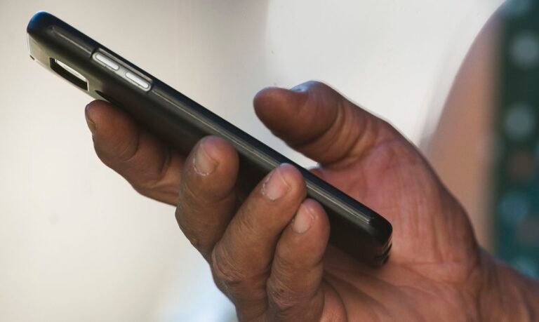 Procon-SP pede que bancos provem segurança de aplicativos de celulares