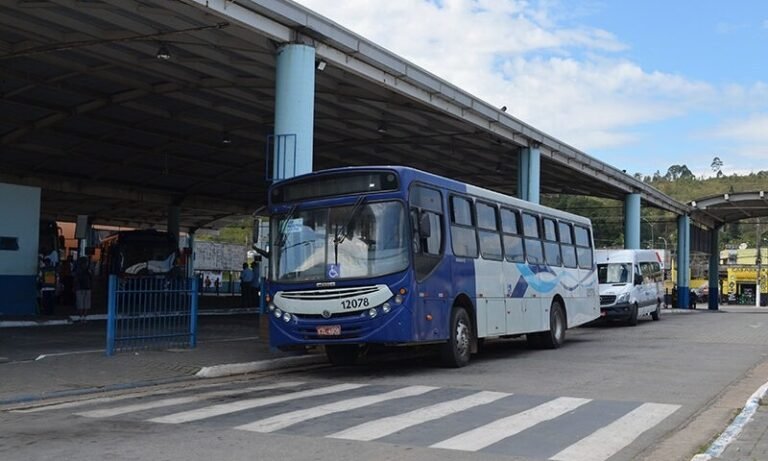 Motoristas entram em greve e transporte urbano é paralisado