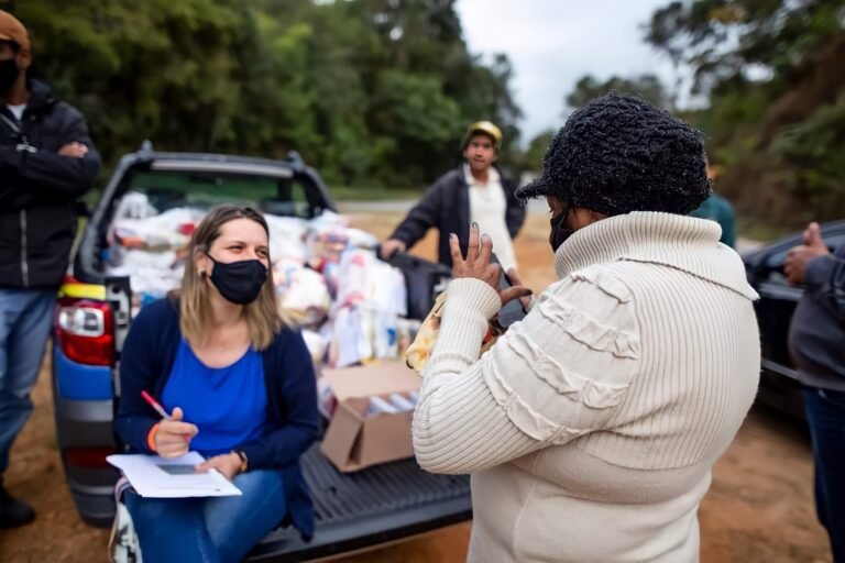 Fundo social faz entrega de cestas básicas às famílias carentes
