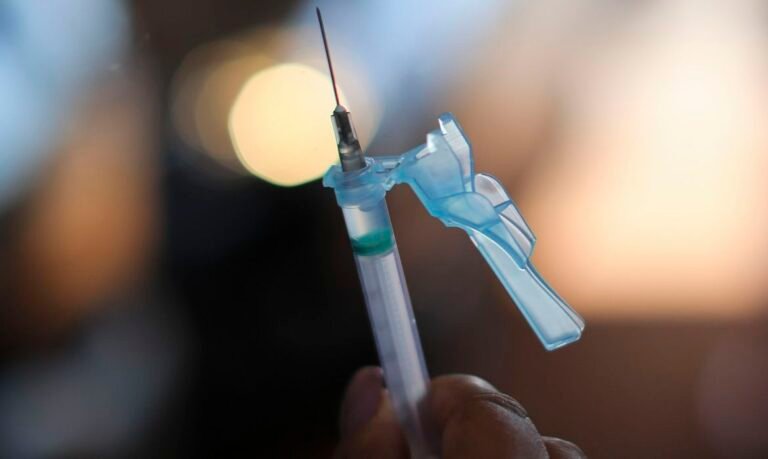 Algumas vacinas demandarão terceira dose, diz presidente da Anvisa