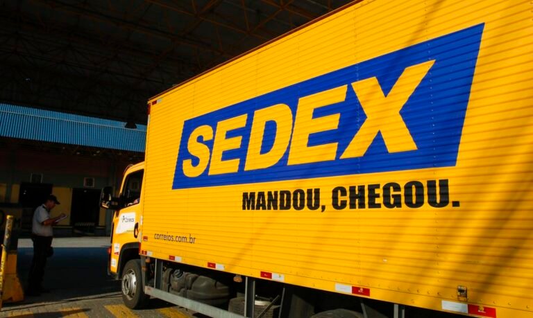 Deputados aprovam projeto que permite privatização dos Correios