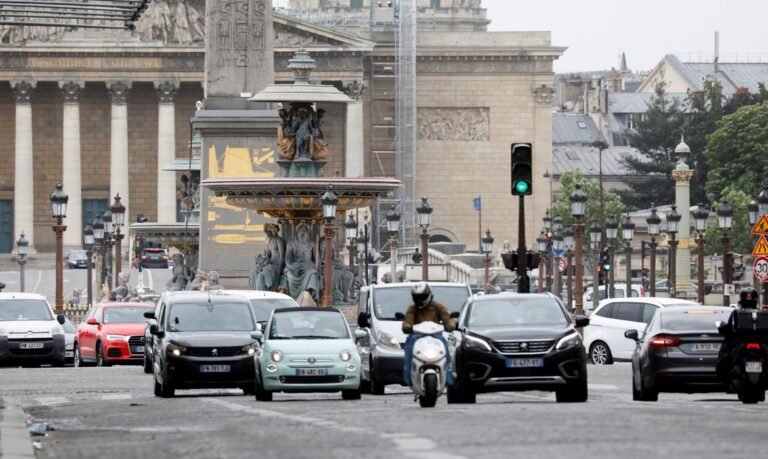 Paris limita velocidade de carros a 30 km/h