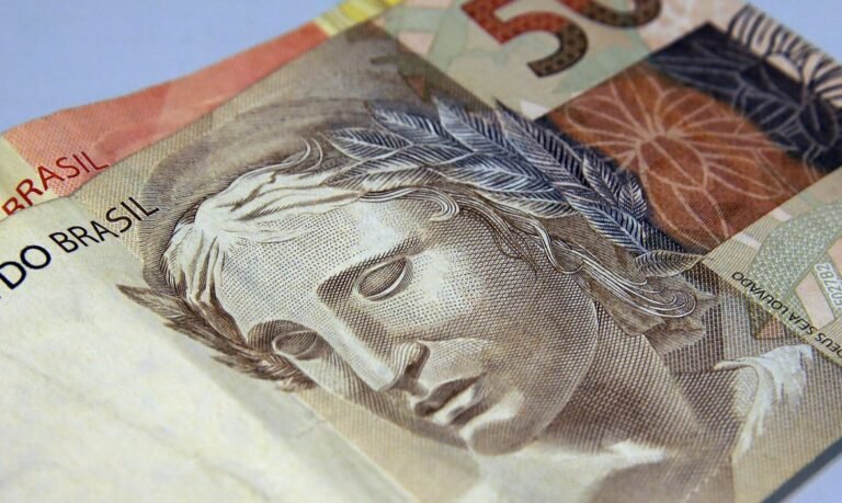 Quase três a cada dez moradores da cidade estão com as contas atrasadas