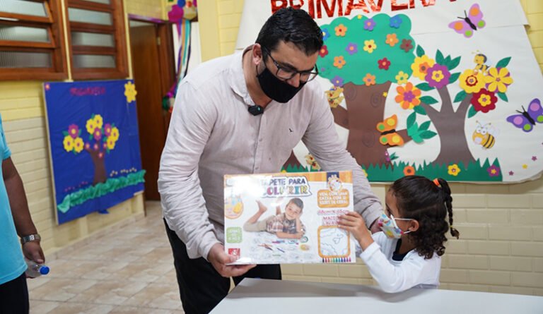 Mais de 8 mil alunos recebem brinquedos para comemorar o Dia das Crianças