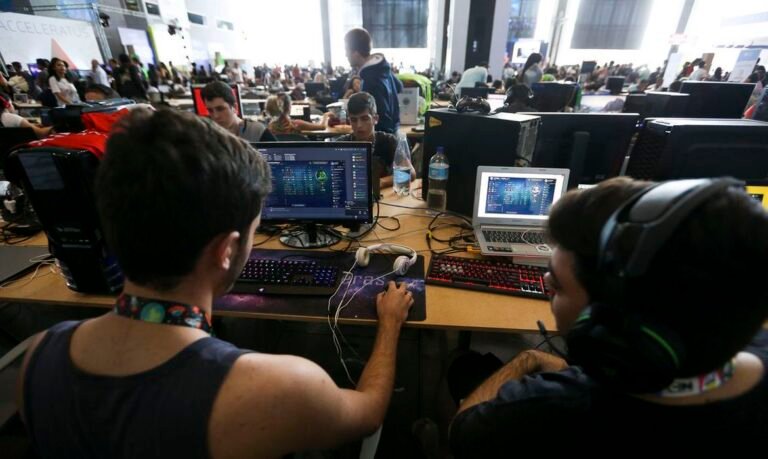 Estudantes podem participar de curso de programação gratuito na USP