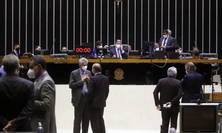 Câmara Federal aprova alteração no FNDE para permitir conclusão de obras