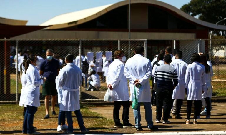 Valor mínimo da bolsa para médicos residentes passa para R$ 4,1 mil
