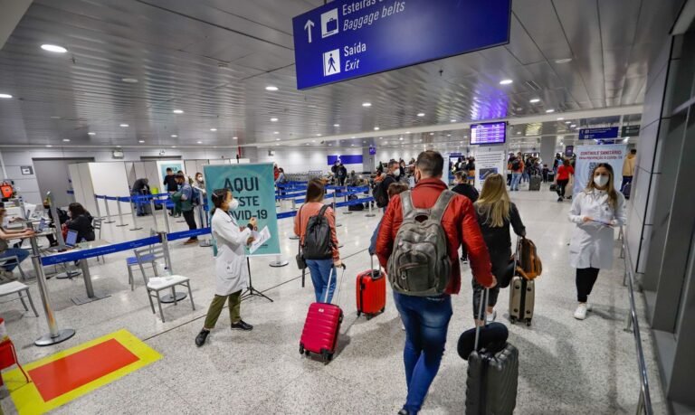 Não vacinados que chegarem ao Brasil terão que cumprir quarentena