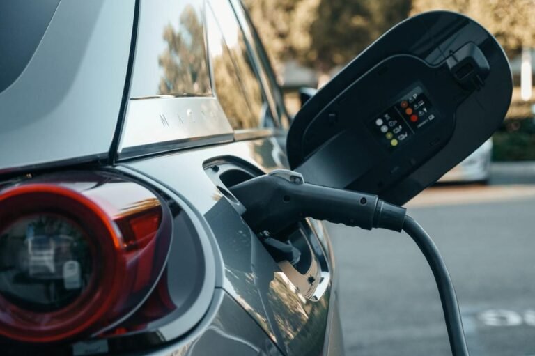 Venda de veículos eletrificados cresce 57% em novembro e são alternativa mais sustentáveis
