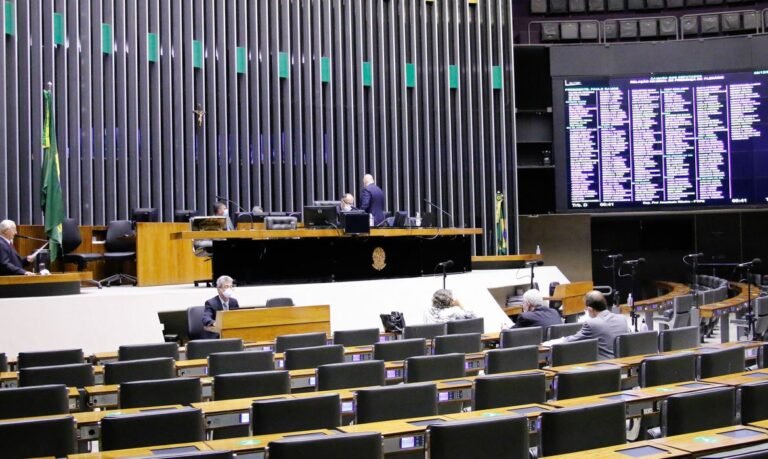 Deputados aprovam projeto que anula multa por atraso de guia do FGTS