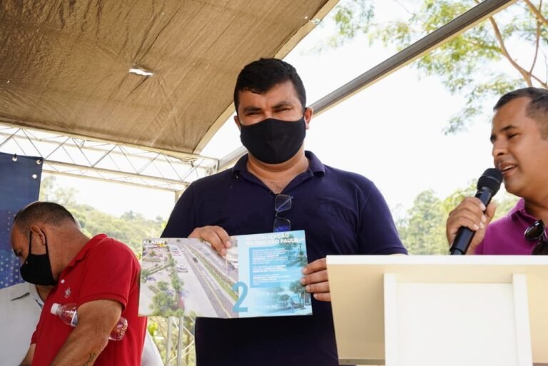 Prefeito assina ordem de serviço e obras tem início na Rua São Paulo