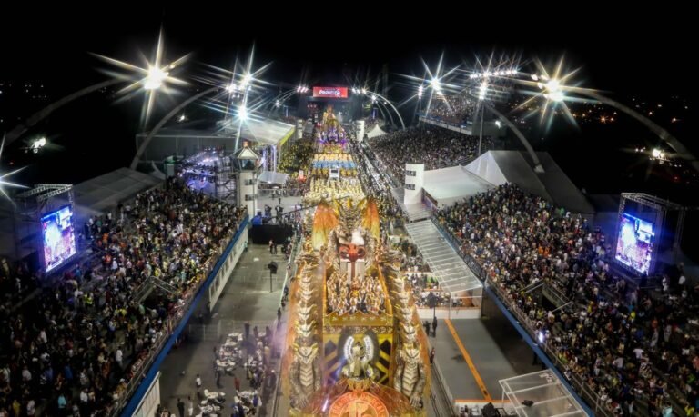 Ingressos para carnaval no sambódromo em SP voltaram a ser vendidos
