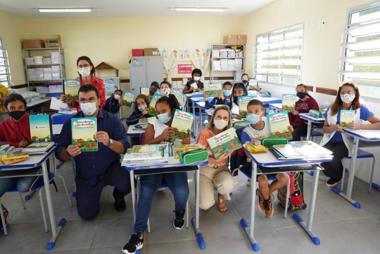 Prefeitura entrega kits de material escolar aos alunos