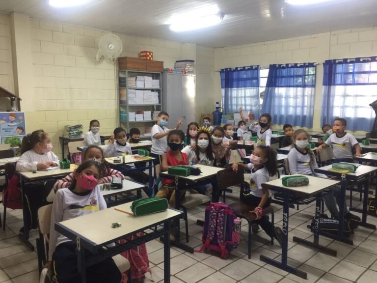 Alunos voltaram aos bancos escolares nesta quarta-feira