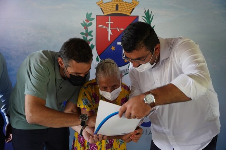 Prefeito entrega títulos de posse a famílias da Chácara Chibante