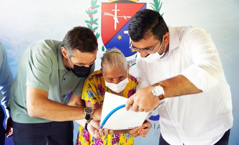 Prefeito entrega títulos de posse a famílias da Chácara Chibante