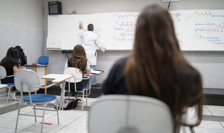 Ensino médio estadual têm pior desempenho em matemática em 11 anos