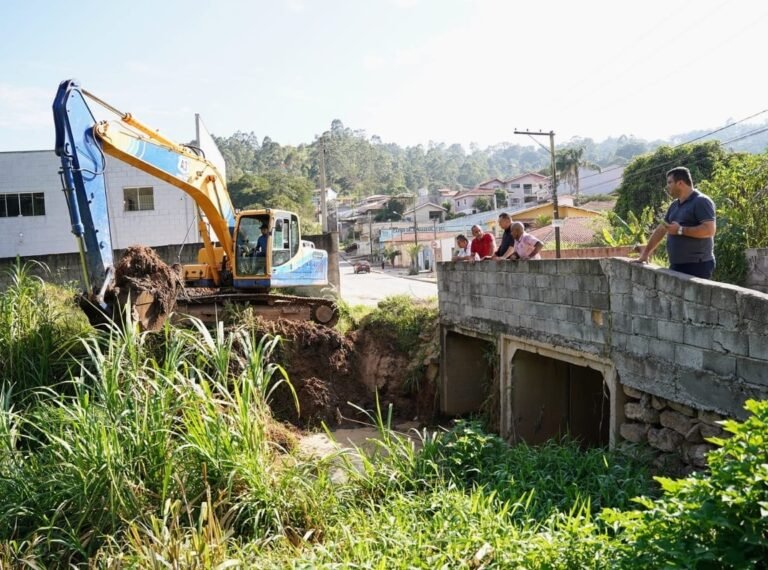 Rio é desassoreado no bairro Mil Flores