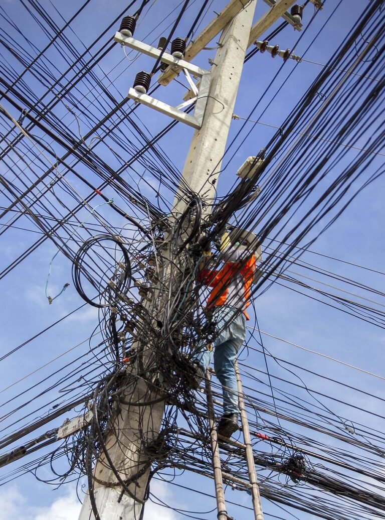 Projeto para obrigar empresas a retirar fios e cabos inúteis de postes