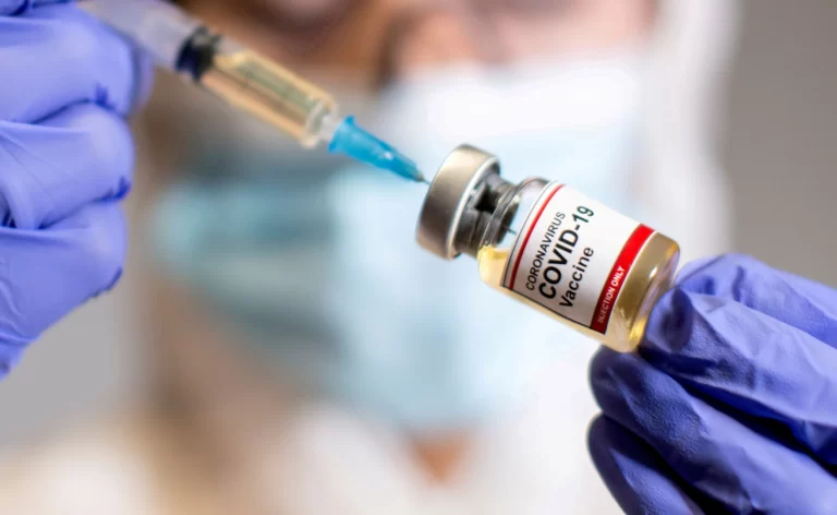Vacinação contra Covid fecha março com 12.515 doses aplicadas