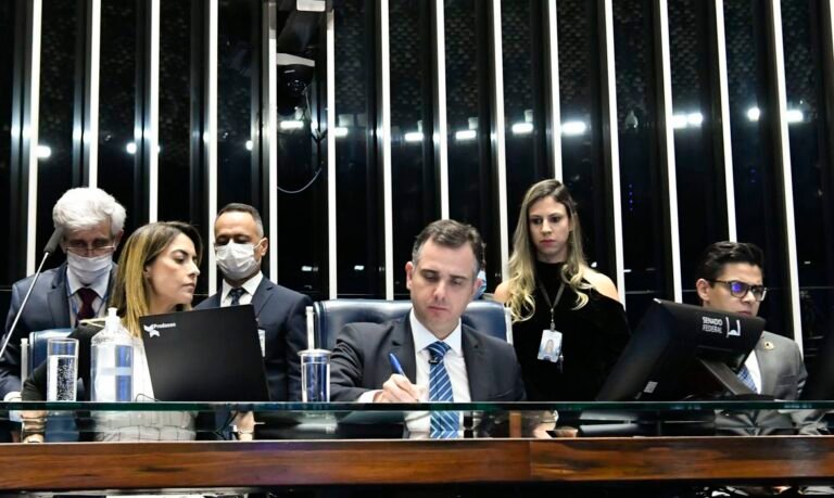 Promulgada emenda sobre aplicação mínima de recursos na educação