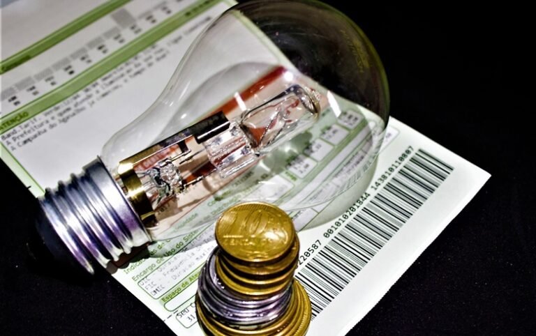 Conta de luz não deve ter cobrança de taxa extra até o final do ano