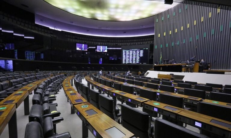 Deputados aprovam PEC das candidaturas femininas