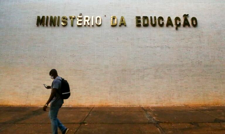 MEC prorroga para 26 de maio convocação da lista de espera do Fies