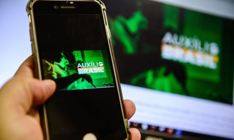 Bolsonaro sanciona MP que torna Auxílio Brasil de R$ 400 permanente