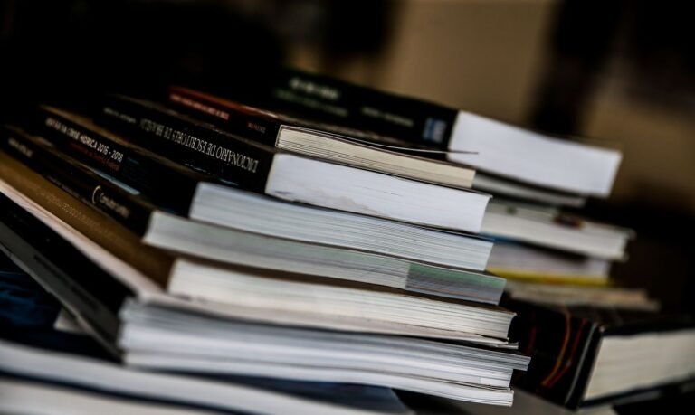 Feira da Unesp oferece livros pela metade do preço; evento é virtual