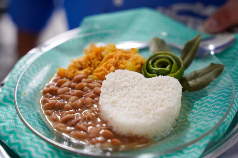 Cardápio da merenda escolar faz restrições a açúcares e produtos industrializados
