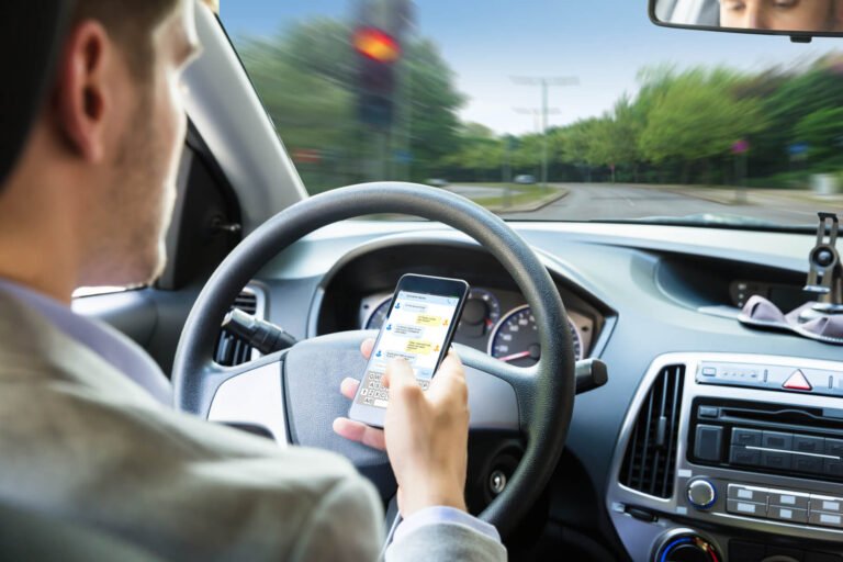28 motoristas flagrados a cada hora falando ao celular enquanto dirigem