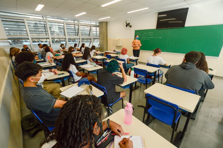 Autorizado concurso público para 2,7 mil professores e servidores de Etecs e Fatecs
