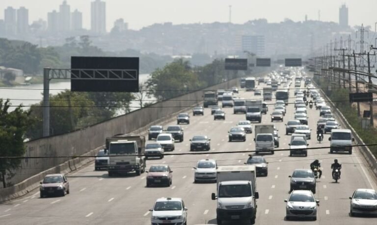 Emplacamento de veículos sobe 25% em maio, diz Fenabrave