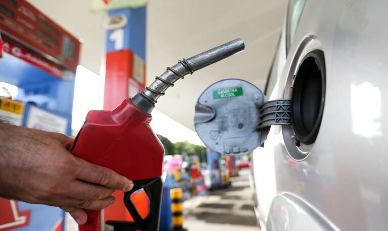 Gasolina em Mairiporã fica abaixo de R$ 6 e cai 17,4% no mês