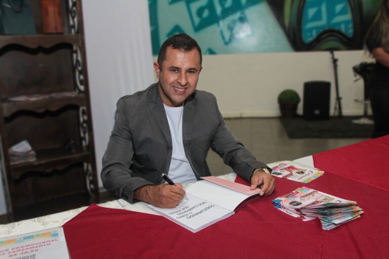 Luís Alberto em noite de autógrafos no Centro Educacional