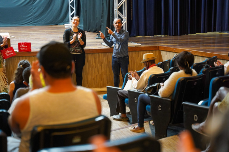 Fundo Social faz entrega de óculos e cadeiras de roda