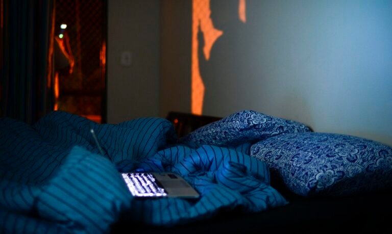 Acordar na madrugada para comer pode ser distúrbio de sono, diz médica