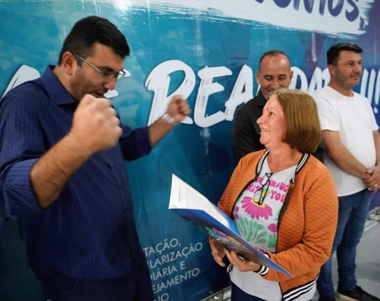 Prefeito entregou 146 títulos de regularização de imóveis no Sítio dos Pedrosos