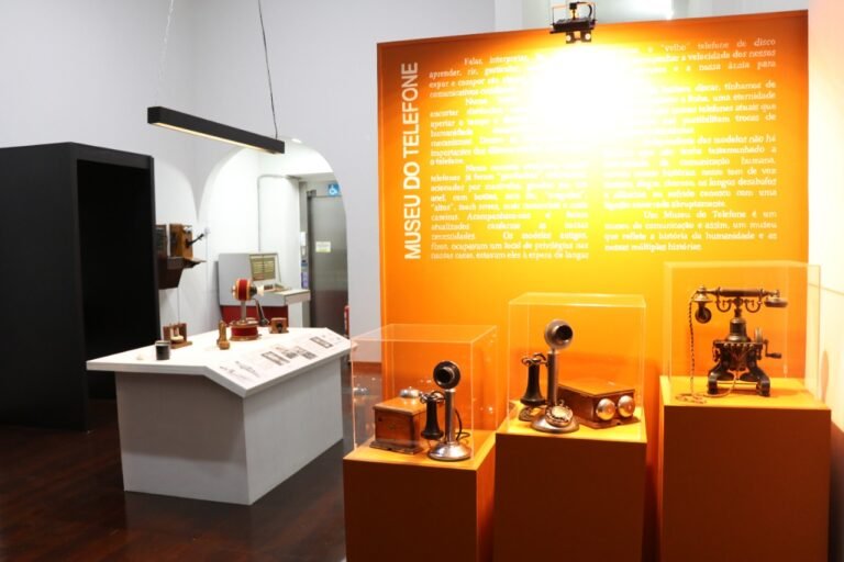 Exposição permanente do acervo do Museu do Telefone de Bragança