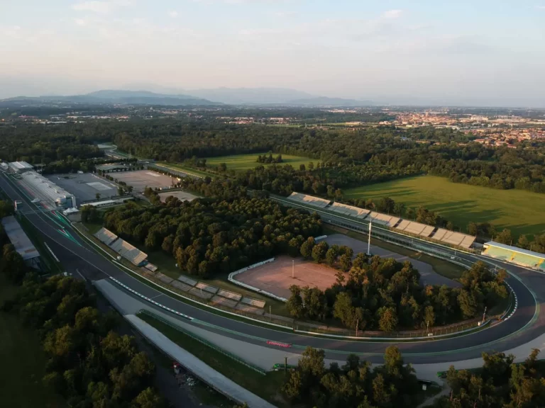 Na casa da Ferrari, Verstappen pode encaminhar o título