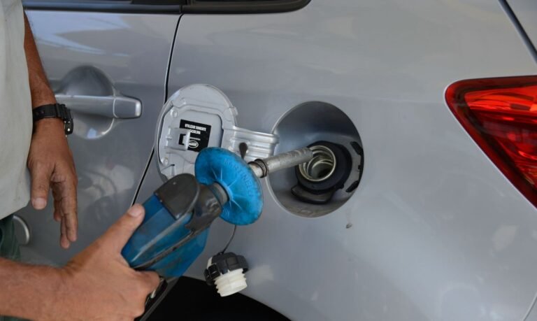 Consumidor aguarda queda no preço da gasolina neste sábado