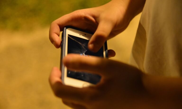 Guias orientam crianças e pais para uso seguro da internet