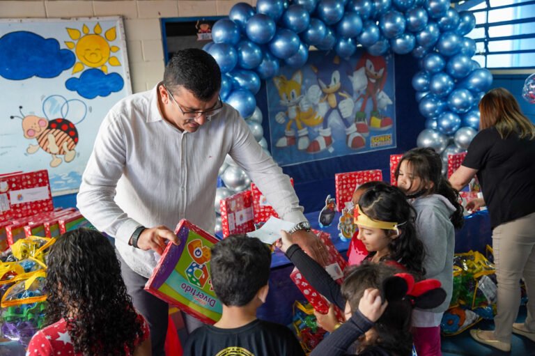 Prefeito entrega 10 mil brinquedos nas escolas municipais, no Dia das Crianças